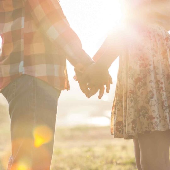https://italien24.info/wp-content/uploads/2015/09/couple-cover-image-holding-hands-540x540.jpg